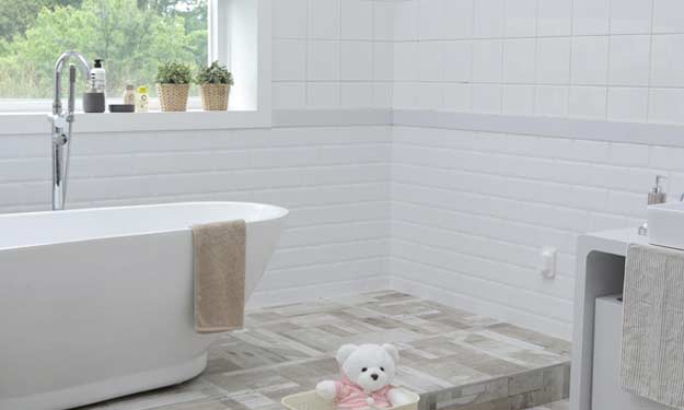 Clean Sink and Tub and the Best Ways to Freshen Up the Bathroom.